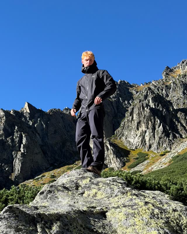 Andreas på en klippe i bjergene